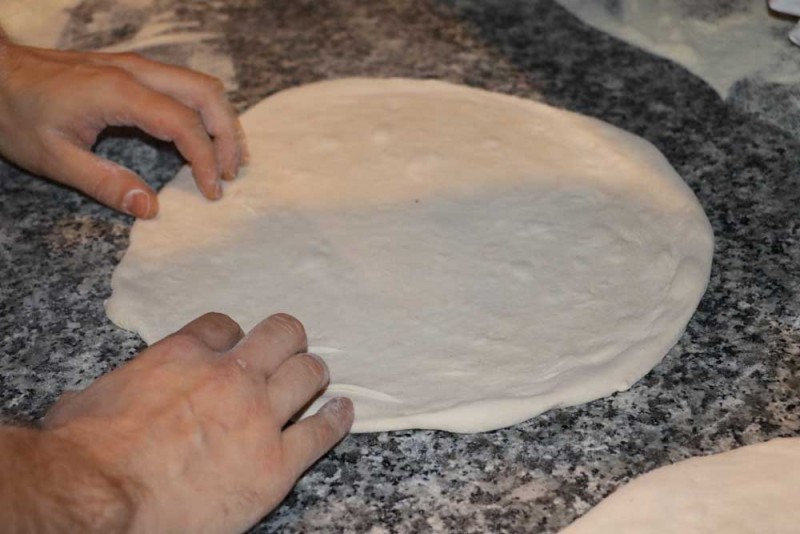 Margherita di bufala, étalage de la pâte à la main